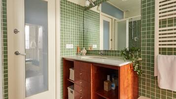 Een douche, een haardroger, handdoeken