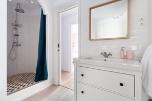 Shower, hair dryer, towels - Casa Cosi - Eixample 5 (Barcelona)