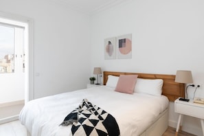 4 habitaciones y tabla de planchar con plancha