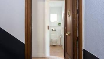 Ducha, secador de pelo y toallas