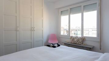 4 habitaciones y tabla de planchar con plancha