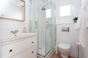 Shower, hair dryer, towels - Casa Cosi - Atico Barcelona (Barcelona)