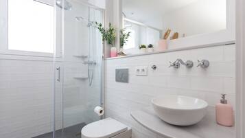 Een douche, een haardroger, handdoeken