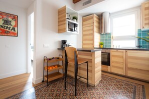 Een magnetron, een oven, een vaatwasser