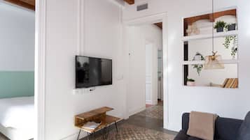 3 habitaciones y tabla de planchar con plancha