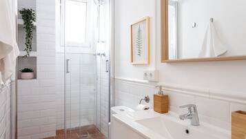 Een douche, een haardroger, handdoeken