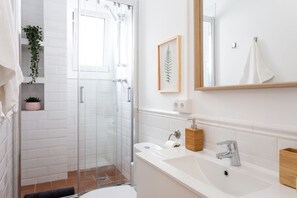 Een douche, een haardroger, handdoeken