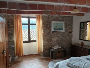 4 sovrum, skrivbord, strykjärn/strykbräda och gratis wi-fi