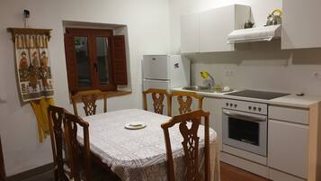 Een koelkast, een magnetron, een oven, een kookplaat