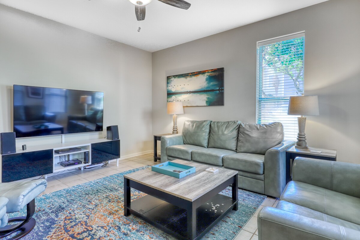 Lovely condo with a furnished patio & on-site pool - beach access