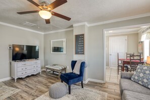 TV - Country cottage beside stocked pond on 40 acres and Blue ridge Mountain View (Front Royal)