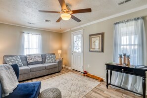 TV - Country cottage beside stocked pond on 40 acres and Blue ridge Mountain View (Front Royal)