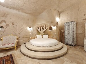 Premium bedding, minibar, in-room safe, desk - Karlik Cave Suite Cappadocia (Nevsehir)