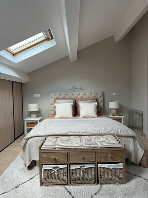 1 habitación, tabla de planchar con plancha y cuna de viaje 