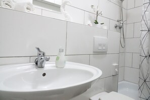 تجهيزات دش، مجففات شعر، مناشف، صابون