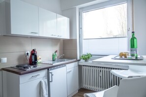 ثلاجة، ميكروويف، موقد طهي مسطح، ماكينة لصنع القهوة/الشاي