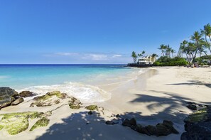 Beach nearby - White Sands Village #226 Updated, OceanViews, Elevators, Central AC! (Kailua-Kona)
