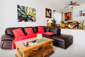 Villa, 4 chambres, balcon, vue jardin | Coin séjour