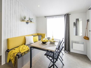 Dining - Cosy apartment in villa for 4 guests with WIFI, A/C, pool, TV, terrace and pets allowed (Argelers)