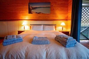 3 bedrooms, iron/ironing board, free WiFi, bed sheets - Ocean View Retreat  - Discounted Long Stays! (Hopetoun)