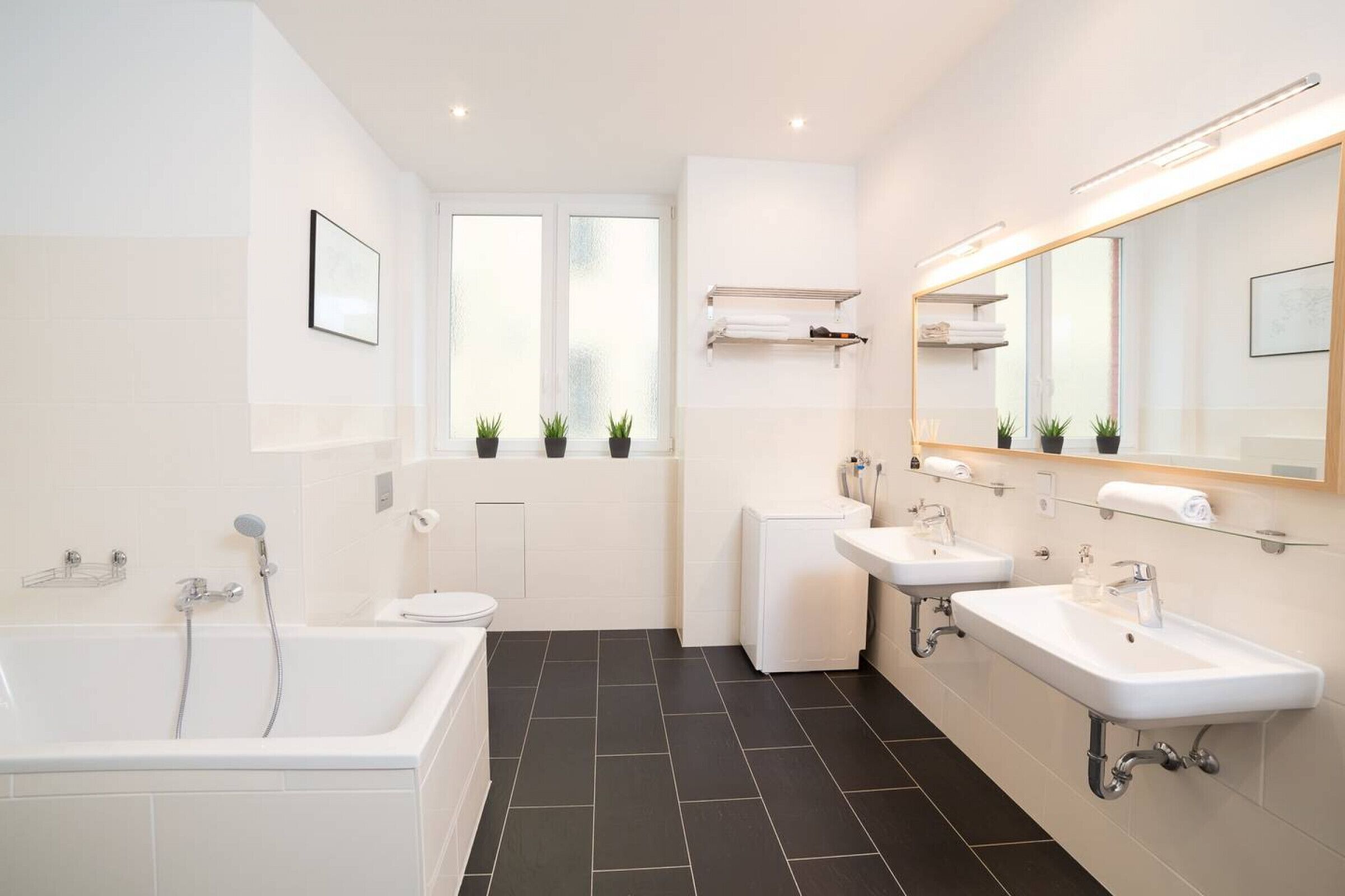 Badewanne, Haartrockner, Handtücher, Seife