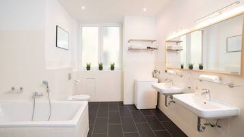Badewanne, Haartrockner, Handtücher, Seife
