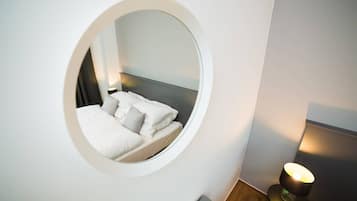 3 bedrooms, in-room safe, iron/ironing board, travel cot