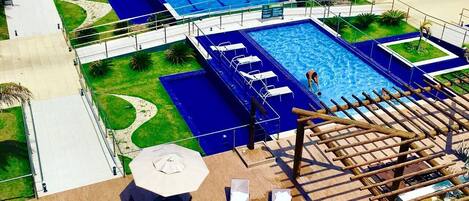 Innendørsbasseng og utendørsbasseng