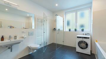 Badkar, hårtork, handdukar och tvål