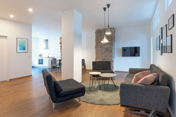 TV, books - 115 SQM & 4 ROOMS - DESIGN APARTMENT by BENSIMON (6) (Berlin)