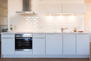 Coffee/tea maker, fridge, oven, stovetop