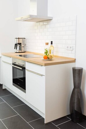 Fridge, oven, stovetop, dishwasher - Floor 2 (Apt. 4 + 5) 195 SQM & 5 BR // ENTIRE FLOOR: MAX 21 PERSONS (Mitte / Moabit (Berlin))