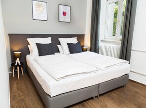 3 chambres, coffres-forts dans les chambres, fer et planche à repasser