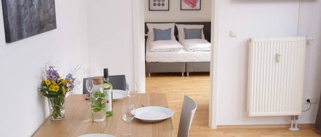 1 غرفة نوم وخزنة داخل الغرفة ومكواة/لوح كي وسرير سفر