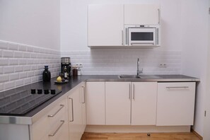 Kühlschrank, Mikrowelle, Herdplatte, Geschirrspüler