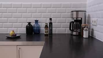 Kühlschrank, Mikrowelle, Herdplatte, Geschirrspüler