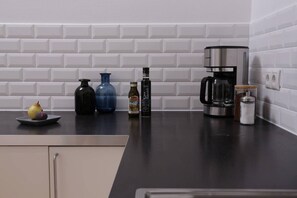 Kühlschrank, Mikrowelle, Herdplatte, Geschirrspüler