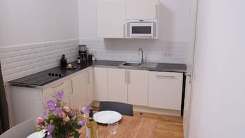 Refrigerador, microondas, placa de cocina, lavavajillas