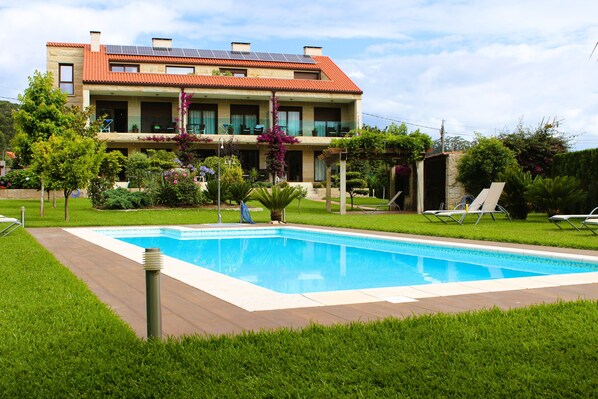 Una piscina al aire libre