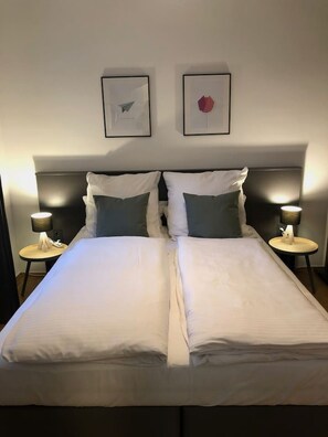 Zimmersafe, Bügeleisen/Bügelbrett, Reisekinderbett, WLAN