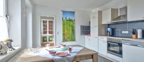 Micro-ondes, four, lave-vaisselle, tables Ă manger