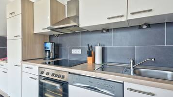 Microondas, horno, lavavajillas, mesa de comedor