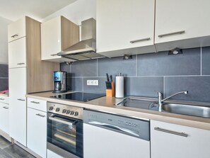 Microonde, forno, lavastoviglie, tavolo da pranzo