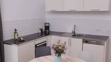 Een koelkast, een oven, een kookplaat, een vaatwasser