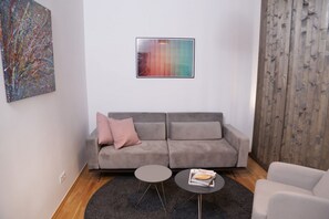 Een televisie en boeken