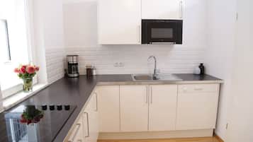 Refrigerador, microondas, placa de cocina, lavavajillas