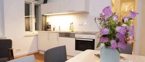 Een koelkast, een vaatwasser, een koffiezetapparaat/waterkoker