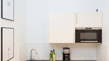 Frigorifero, microonde, lavastoviglie, macchina per tè/caffè