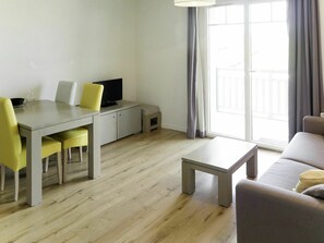 TV - Cosy apartment for 4 guests with pool, WIFI, TV, terrace and pets allowed (Biscarrosse)