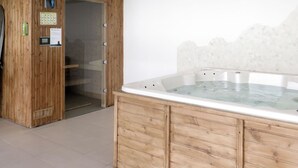 A wooden sauna room with a glass-enclosed hot tub, a sauna control panel, and a sauna sign. - Lovely apartment for 6 guests with WIFI, pool, TV, terrace and pets allowed (Biscarrosse)